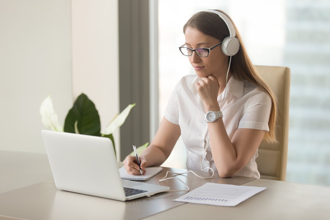 Frau bei Online Weiterbildung