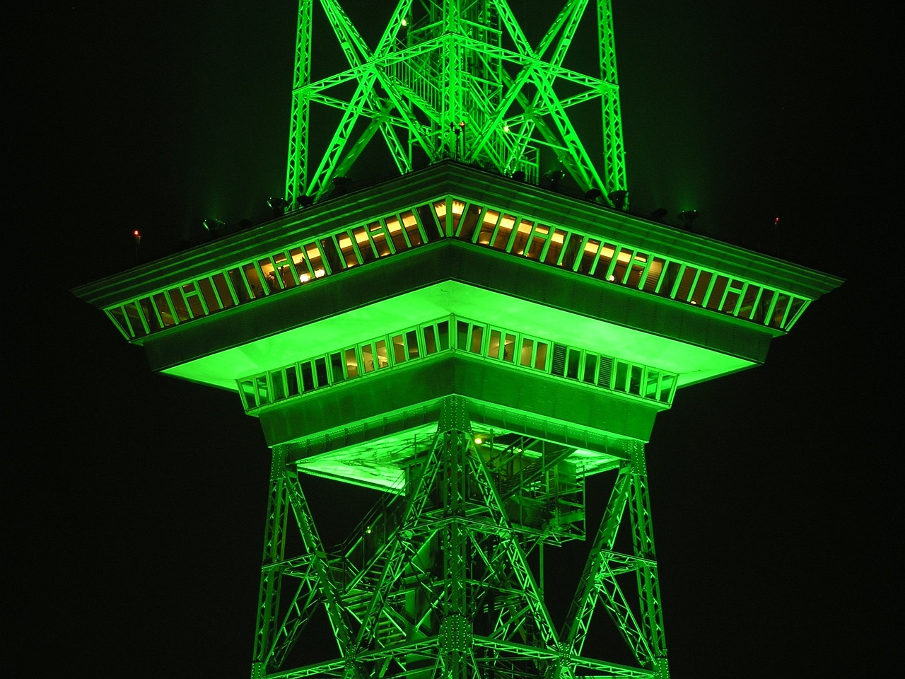 grün beleuchteter Funkturm 